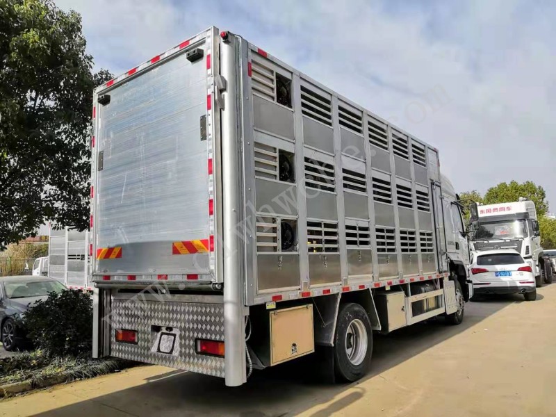 福田歐曼前四后八畜禽運輸車（運豬車）